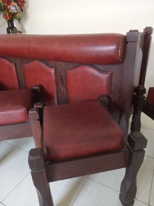 Bar de sala Vintage com bancos + Montra de Garrafas