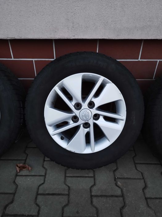 Koła Toyota Auris 15 cali opony zimowe gotowe do jazdy wyważone TPMS