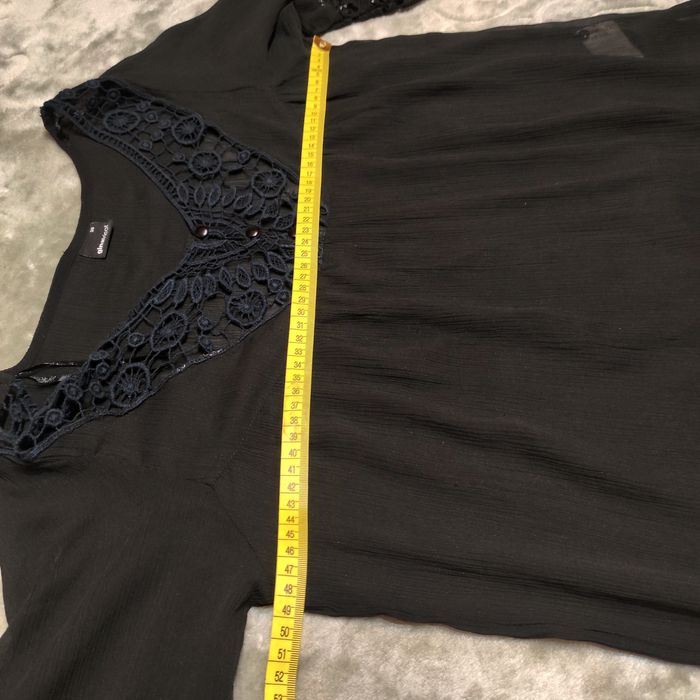 Bluzeczka czarna z tiulu z ozdobnym wykończeniem M