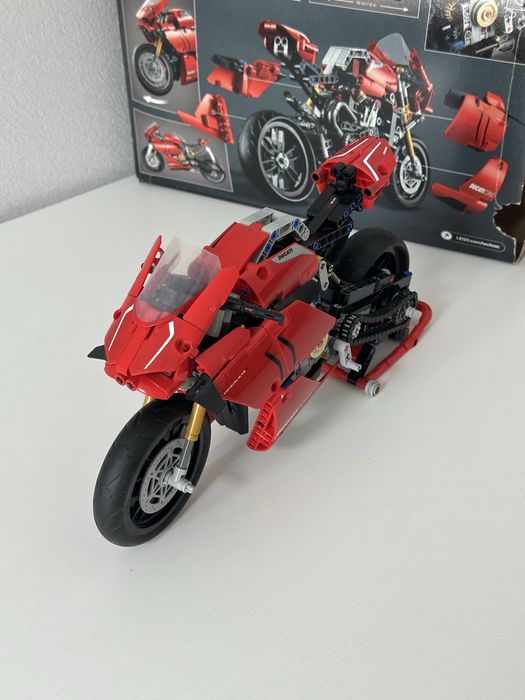 Конструктор LEGO TECHNIC 42107 Ducati Panigale V4 R