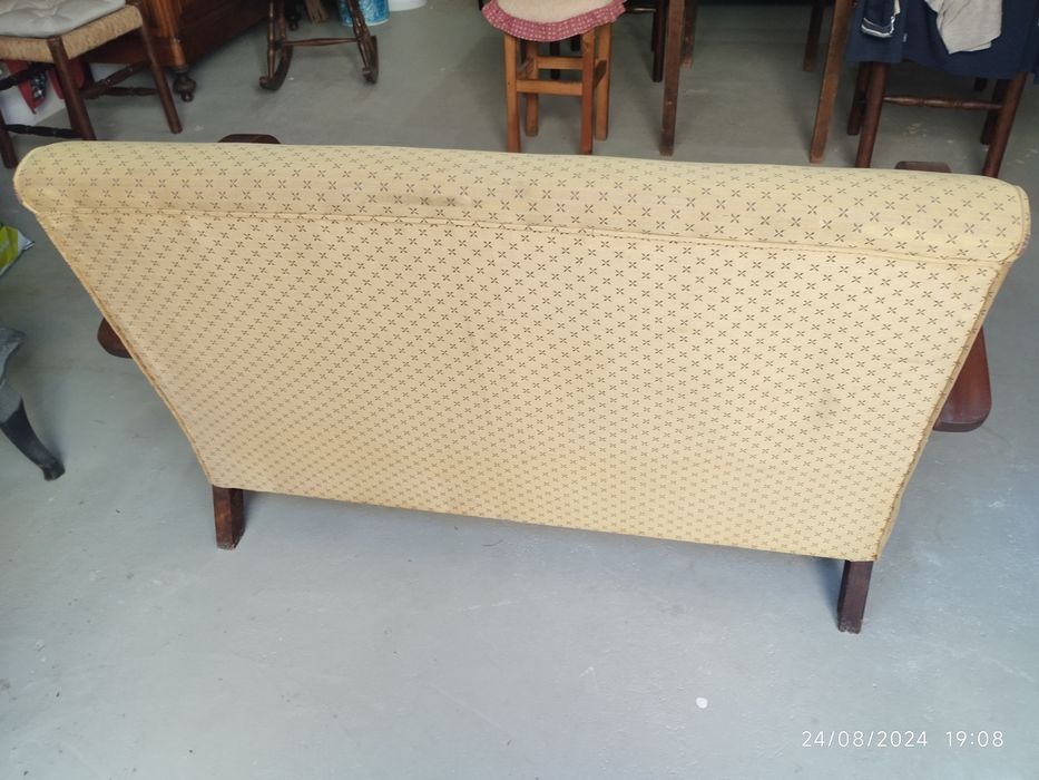 Sofá rústico, antigo,em muito bom estado. Braços e pés em boa madeira.