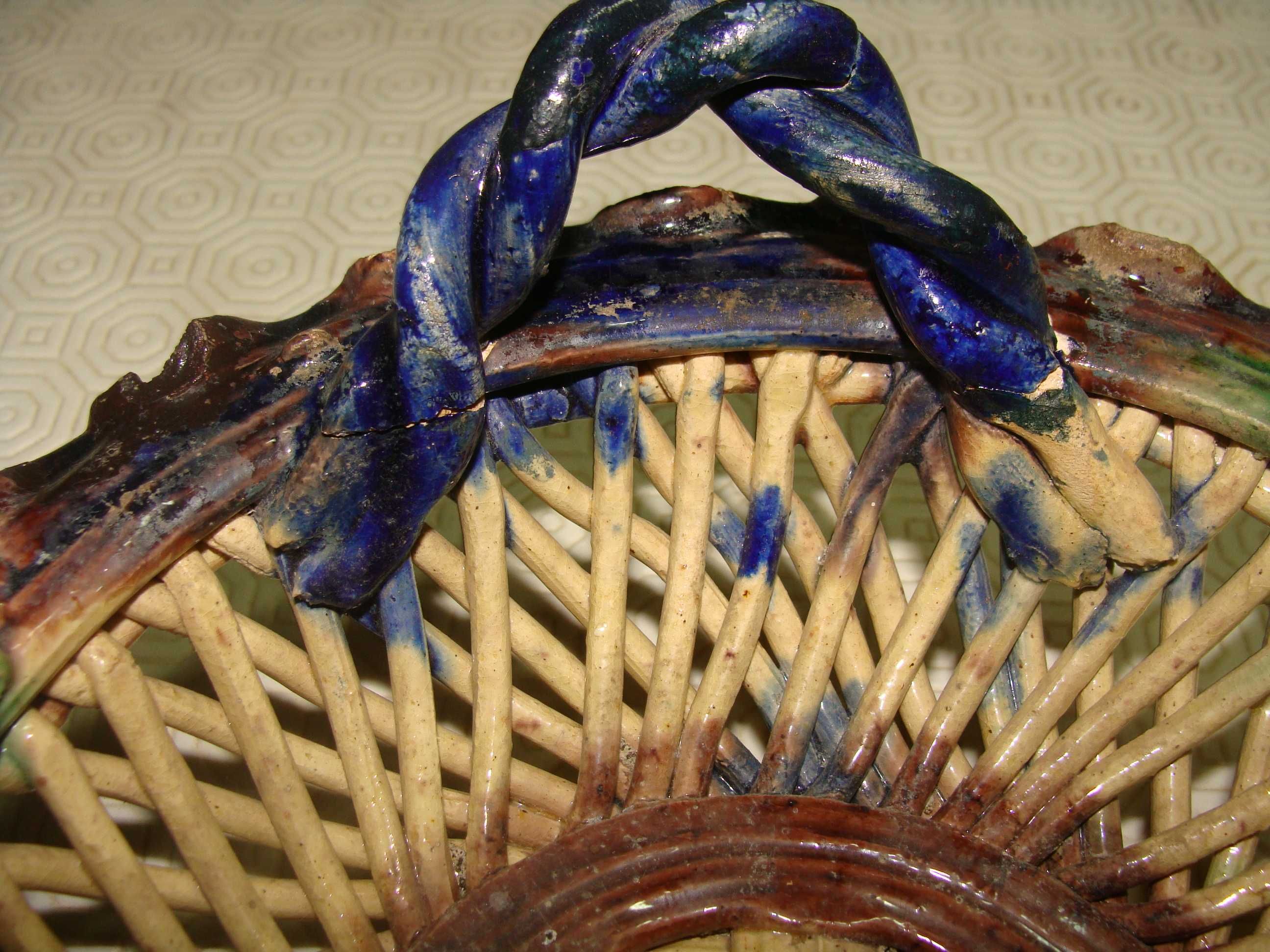 Cesta Antiga com Rosas