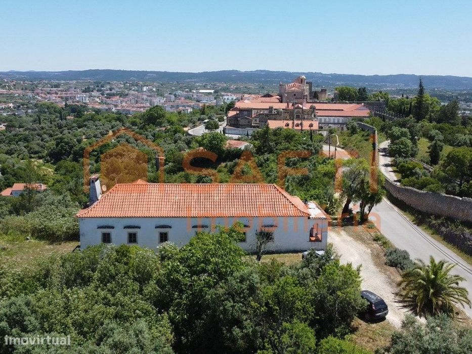 Moradia histórica T4 com terreno de 18.000 m² junto ao Convento de ...