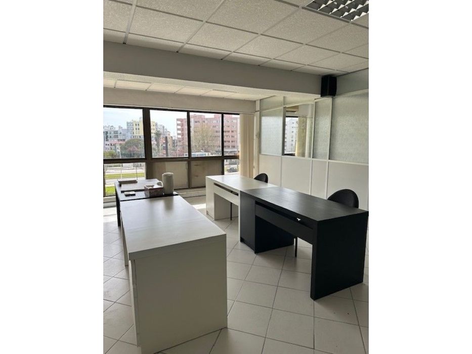 Almada - Espaço P/ Serviços Com 121,00M2