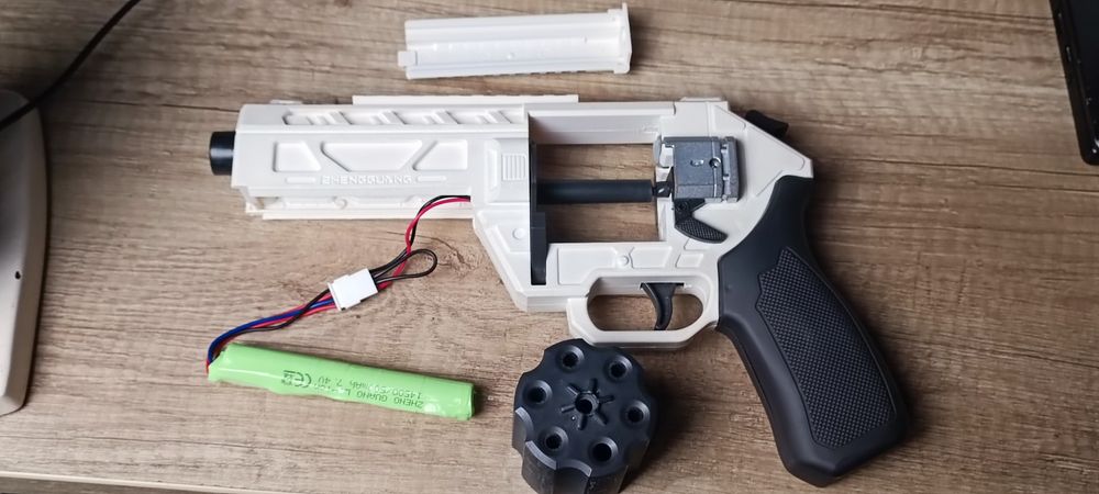 Продам игрушечный револьвер