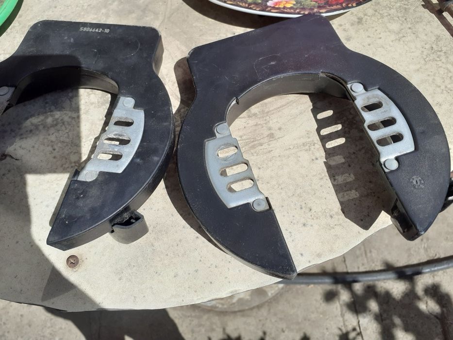 Продаю два замка на задне колесо велосипеда АXA, без ключів та зломані