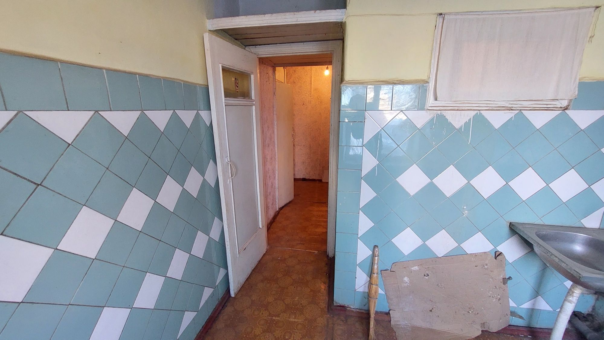 Продам 3-кімнатну квартиру. Комерція. Вул.Стависька,26.