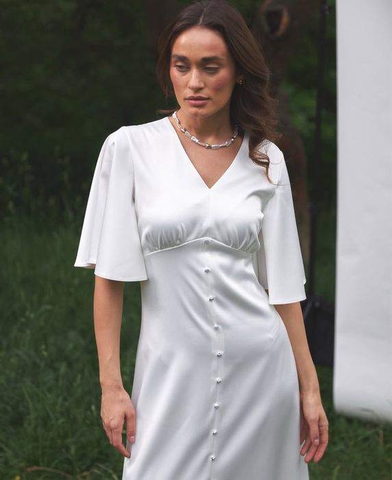 Елегантна біла сукня