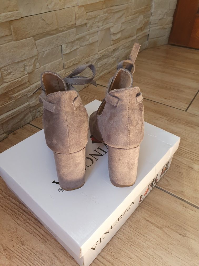 Buty na obcasie 37