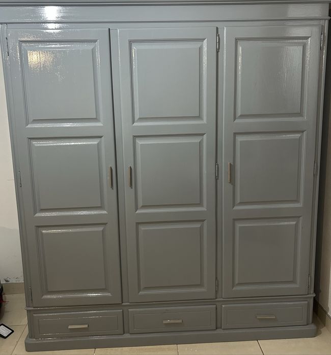 Roupeiro em Madeira de Carvalho Pintado