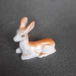 Figurka z porcelany z czasów PRL, motyw zwierzęcy, sarna, sugnatura
