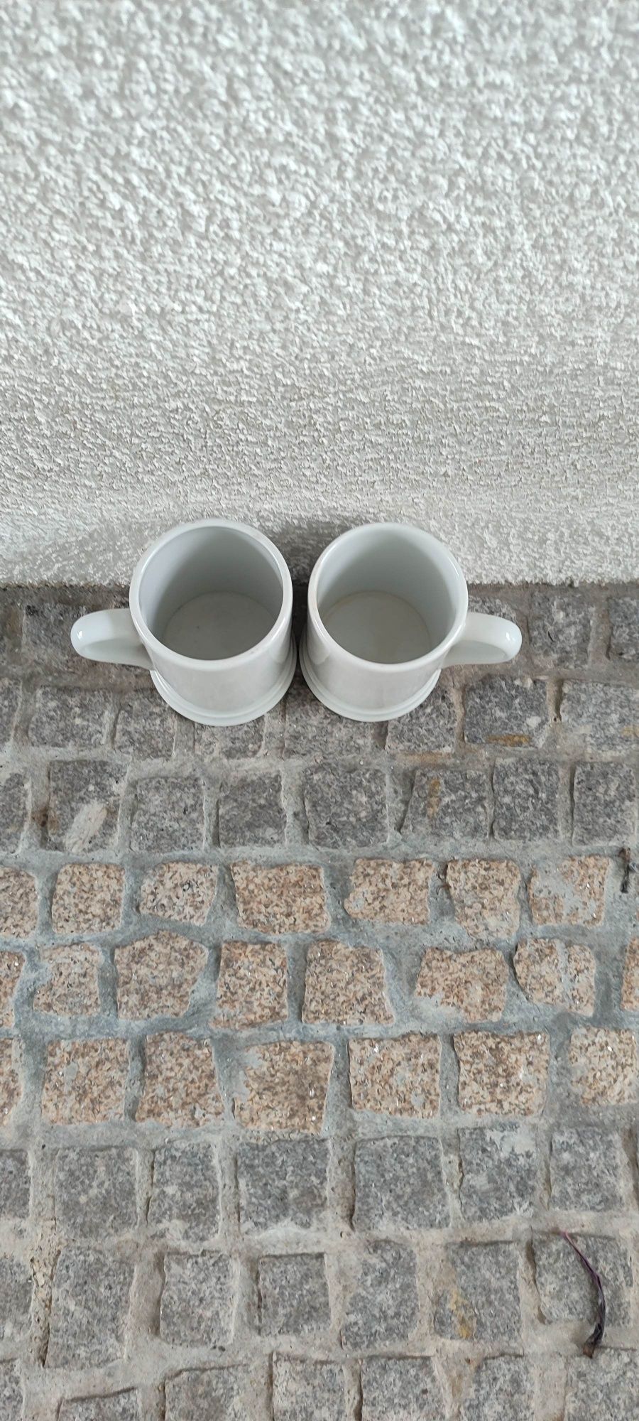 Duas canecas grandes