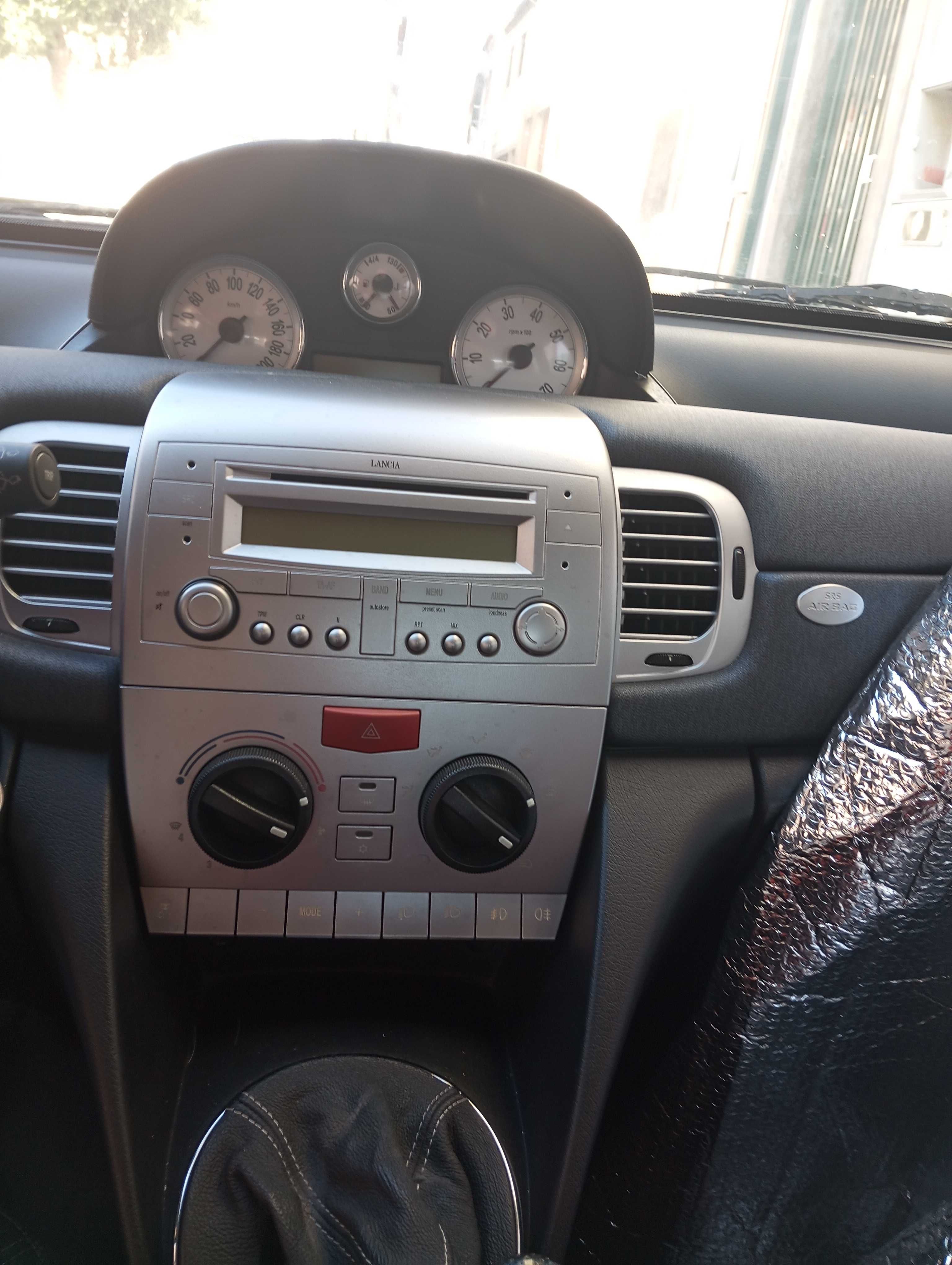 Carro citadino em bom estado