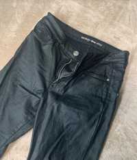 Czarne woskowane spodnie Orsay s