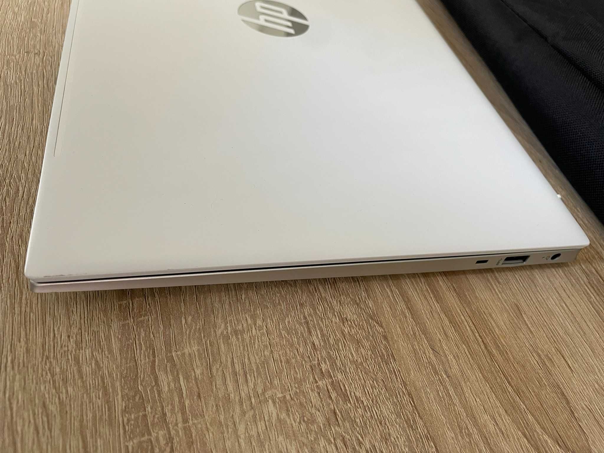 HP Pavilion 15‑eh1154nw - zestaw laptom-torba-mysz