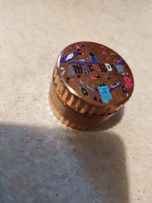 Metalowy młynek do ziół/ kruszarka do tytoniu