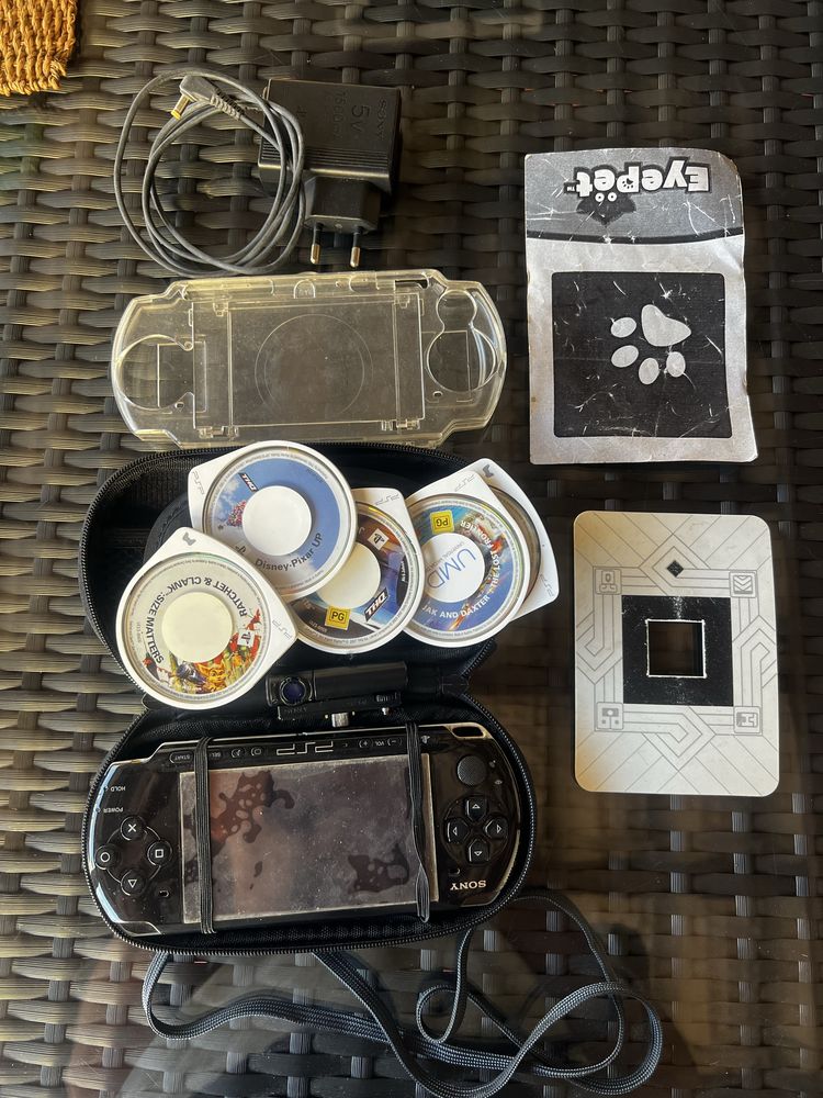 Vendo psp desbloqueada e com jogis e acessórios