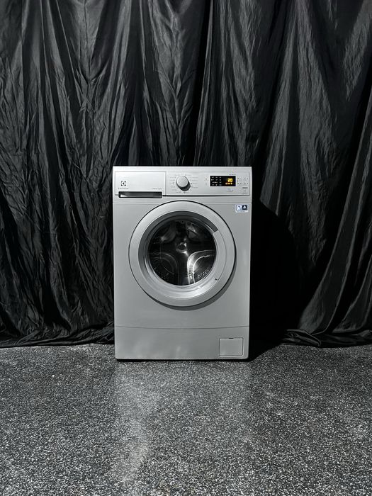 Серебристая стиральная машина Electrolux ews1064. Доставка бесплатно