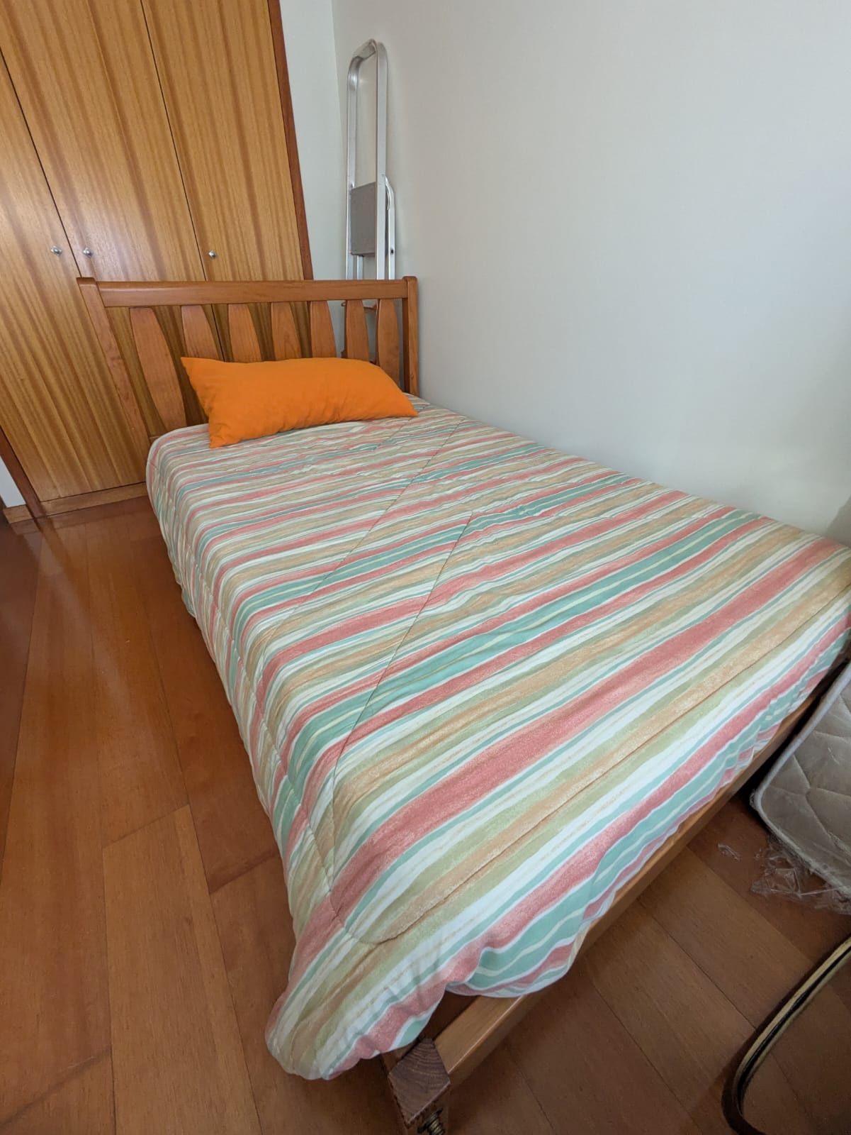 Cama de corpo e meio em pinho com colchão