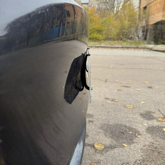 Рамка номерного знака Tesla Model Y |фіксація без подіума|форма бампер