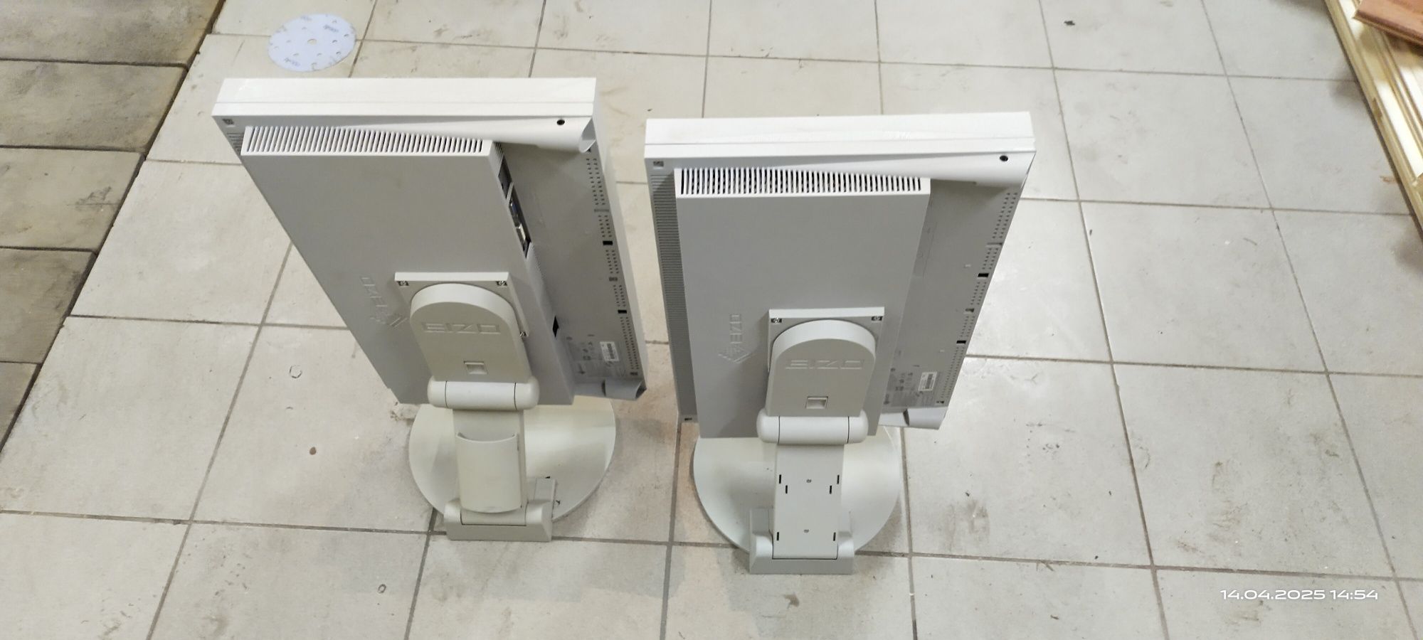 Dwa monitory Eizo S2201W
