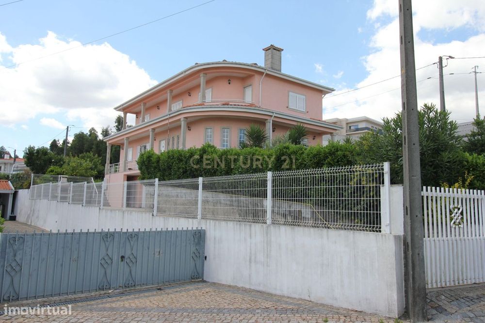 Espetacular Moradia T3 com Jardim e Vista Panorâmica em Paredes