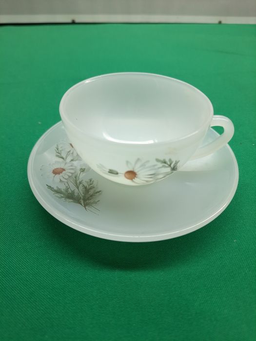 Chávenas de chá e tijelas