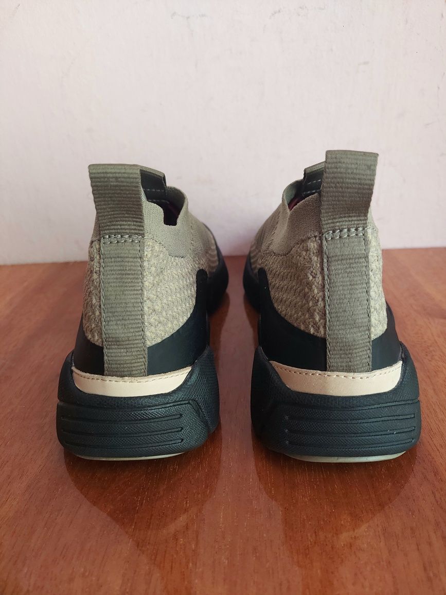 Сліпони фірми Clarks оригінал

Розмір по бірці :
US 7  1/2  UK 6  1/2