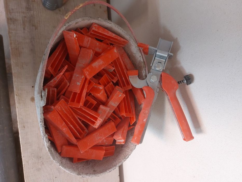 Cunhas e alicate para niveladores