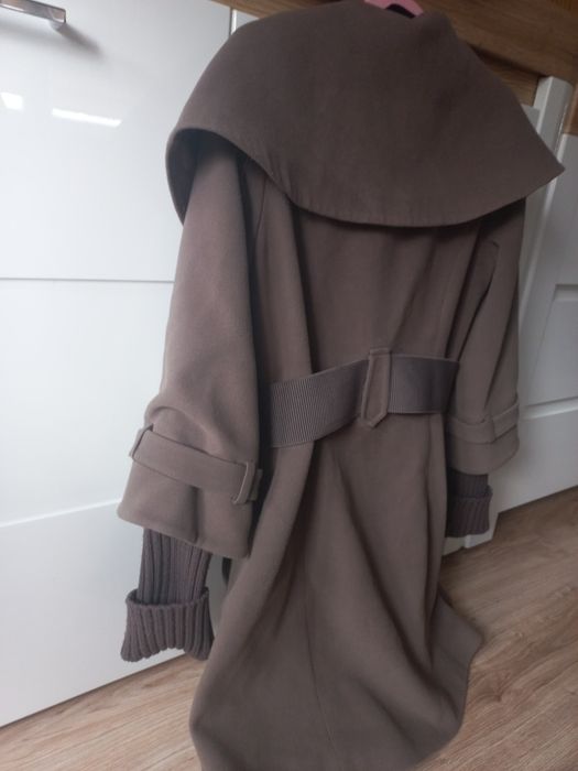 Damski płaszcz z wełnianymi rękawami.