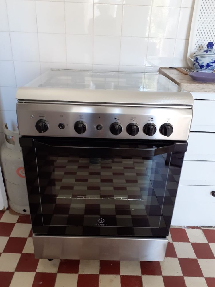 Fogão de 4 bocas com forno, marca INDESIT