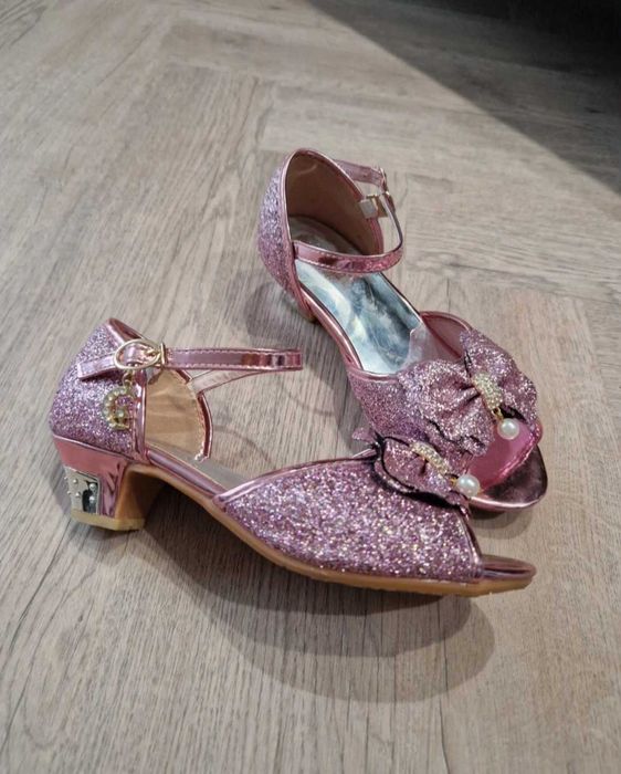Pantofelki księżniczki obcasik