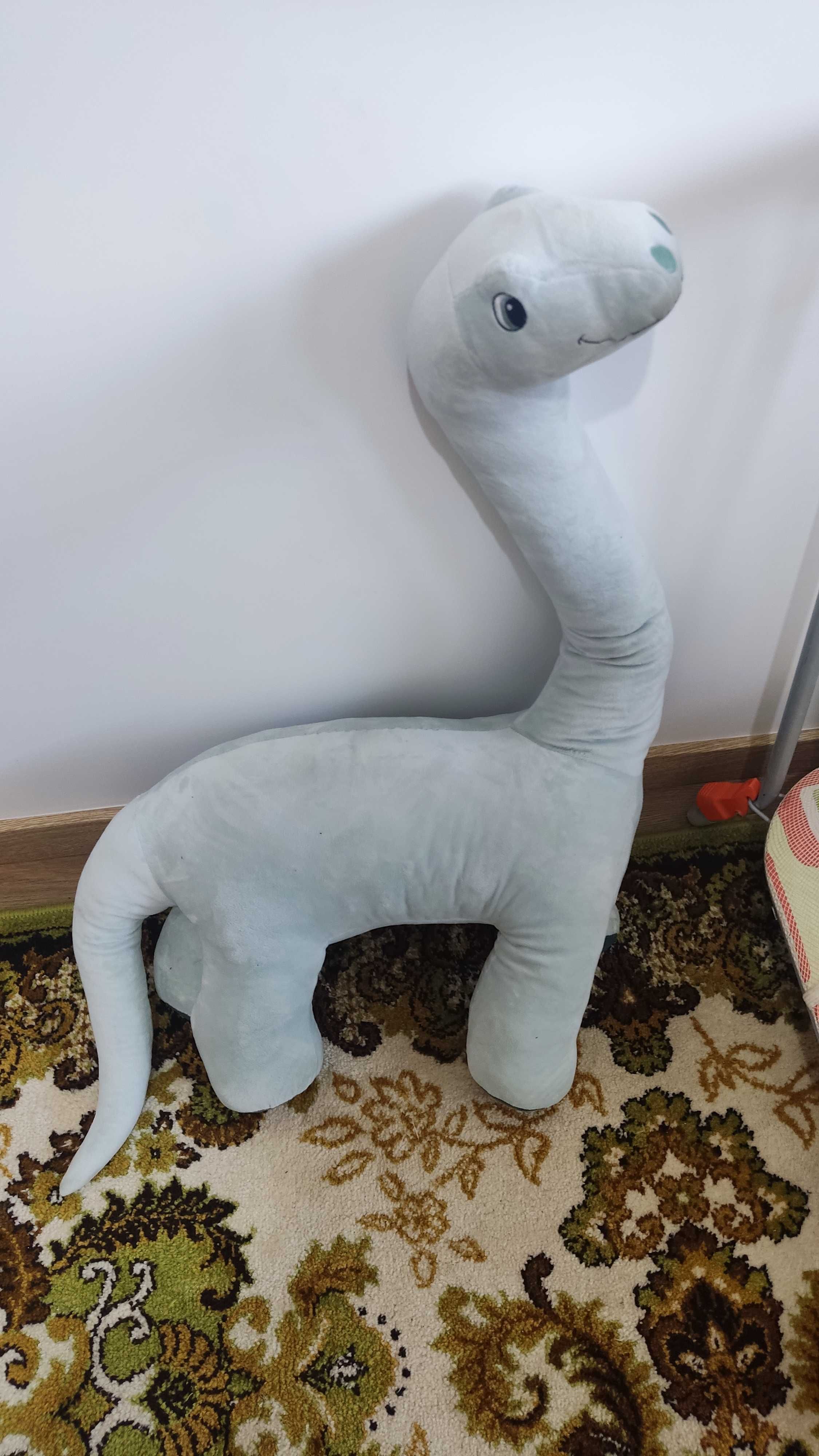 Dinossauro de peluche lavado