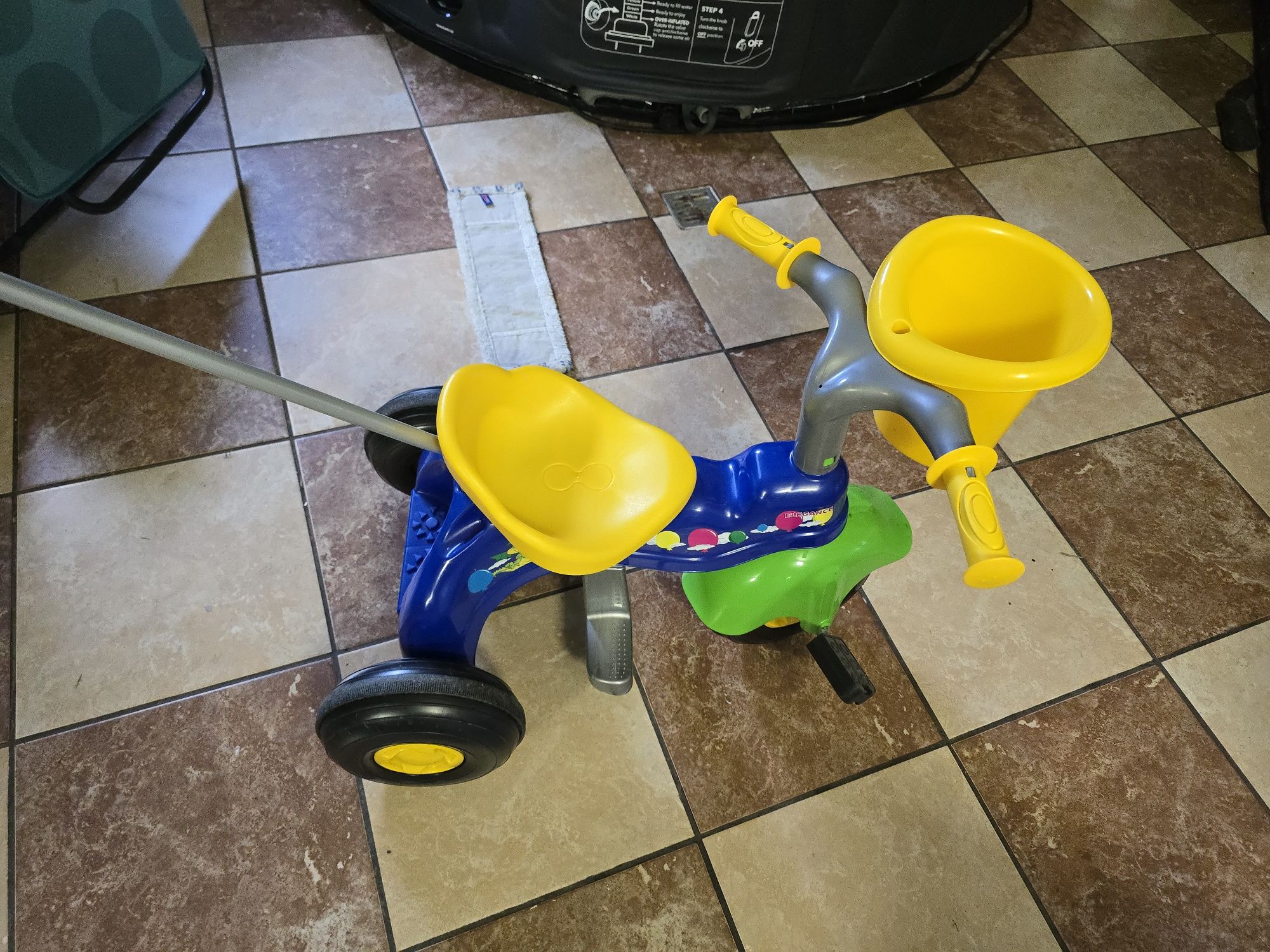 Rowerek z pedałami plastikowy z koszykiem lekki