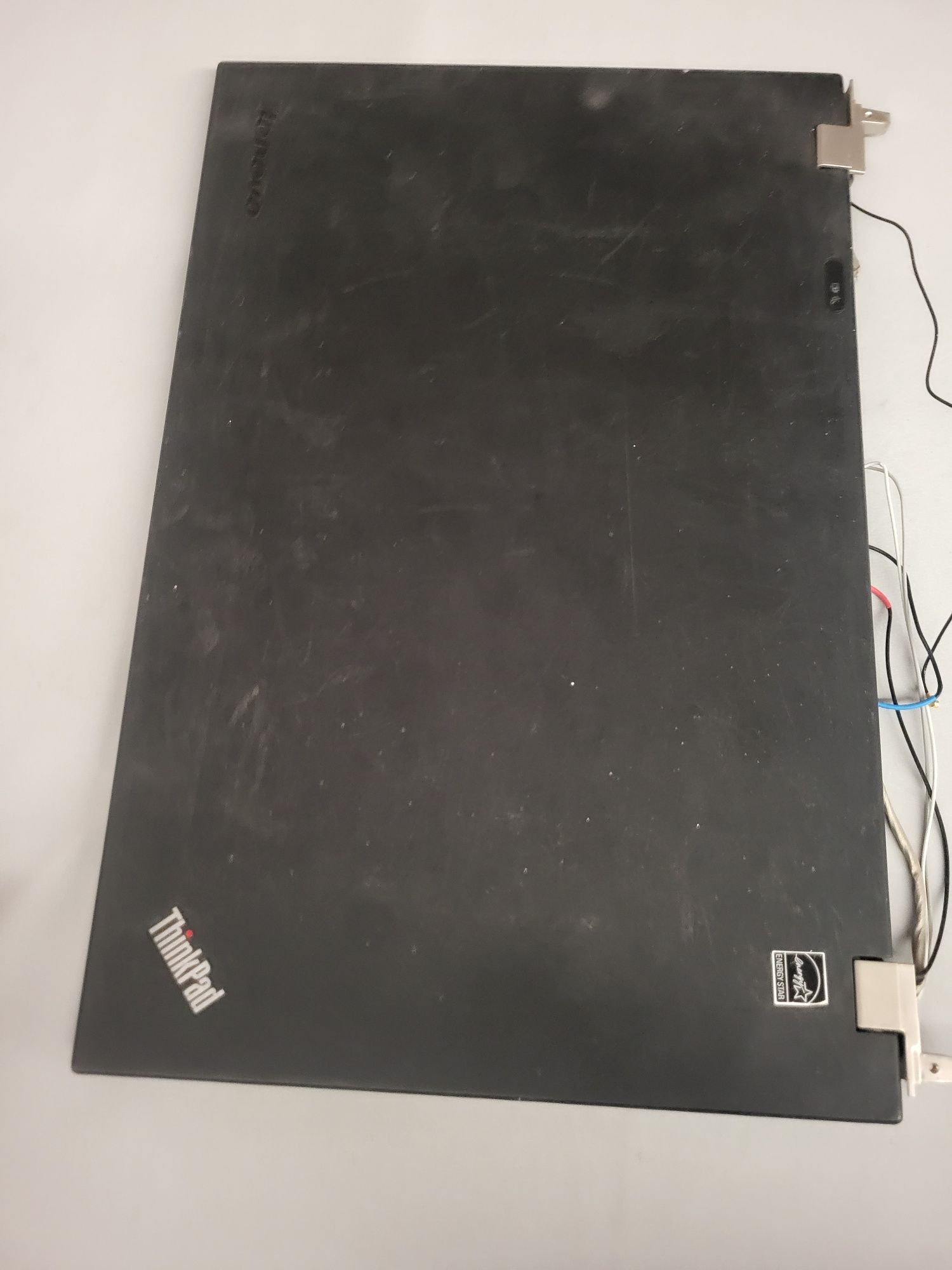 Sprzedam Klapę Matrycy z Pasmem w calosci do laptopa Lenovo W530 .