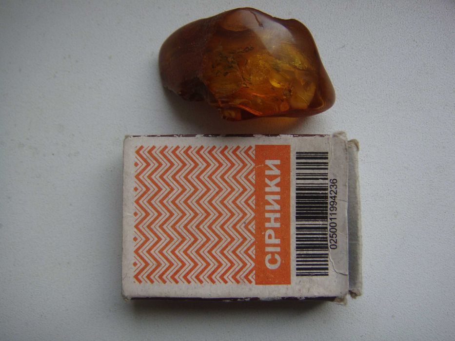 Бурштин (янтар) частково полірований