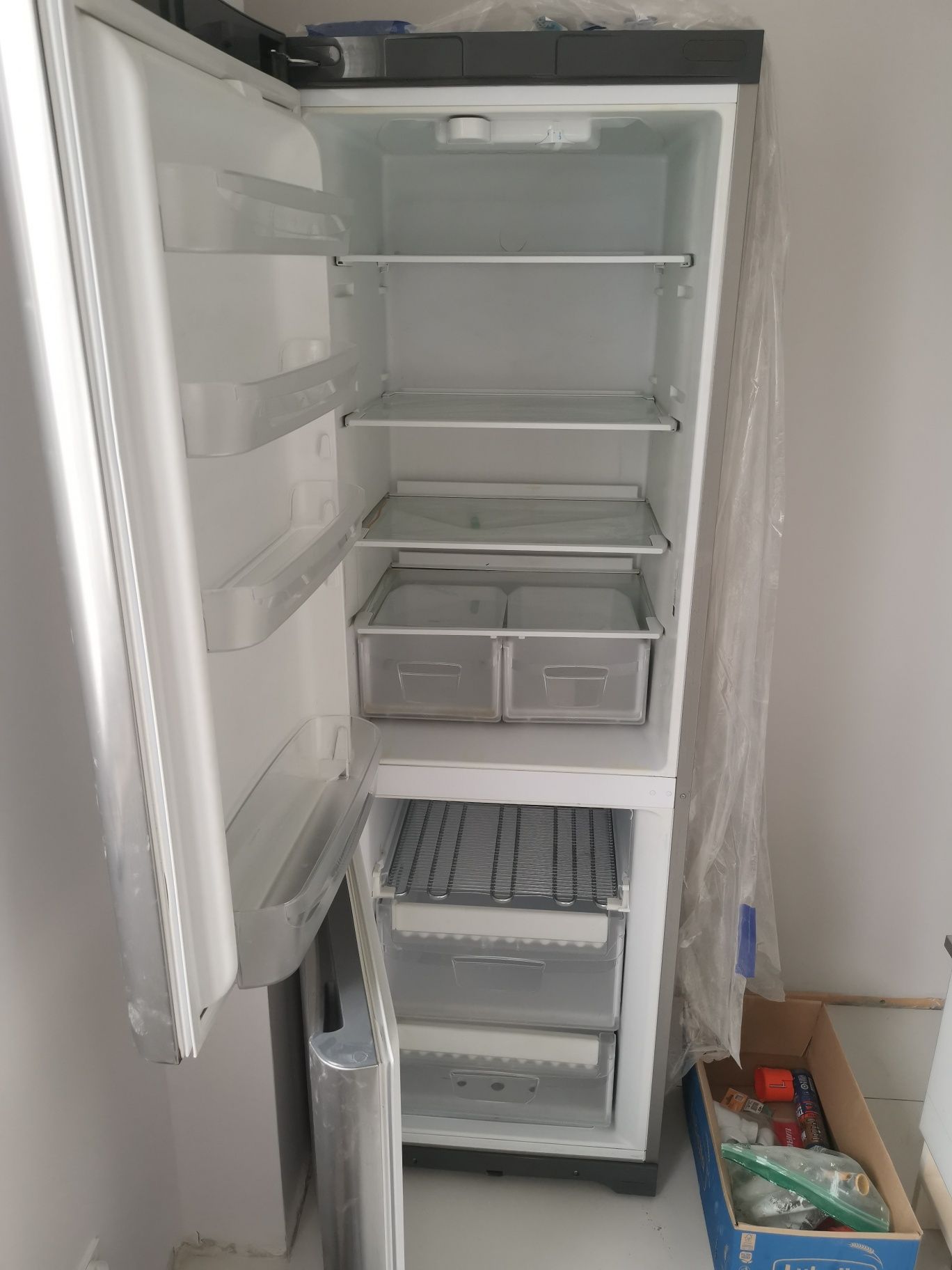 Lodówka indesit w bdb stanie.