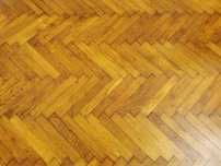 Stary parkiet z duszą historii – ok. 50 m² – tylko 1000 zł!