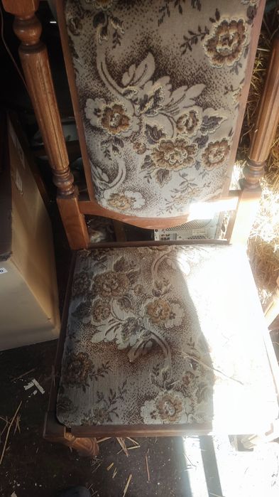 Sprzedam drewniane stare krzesła