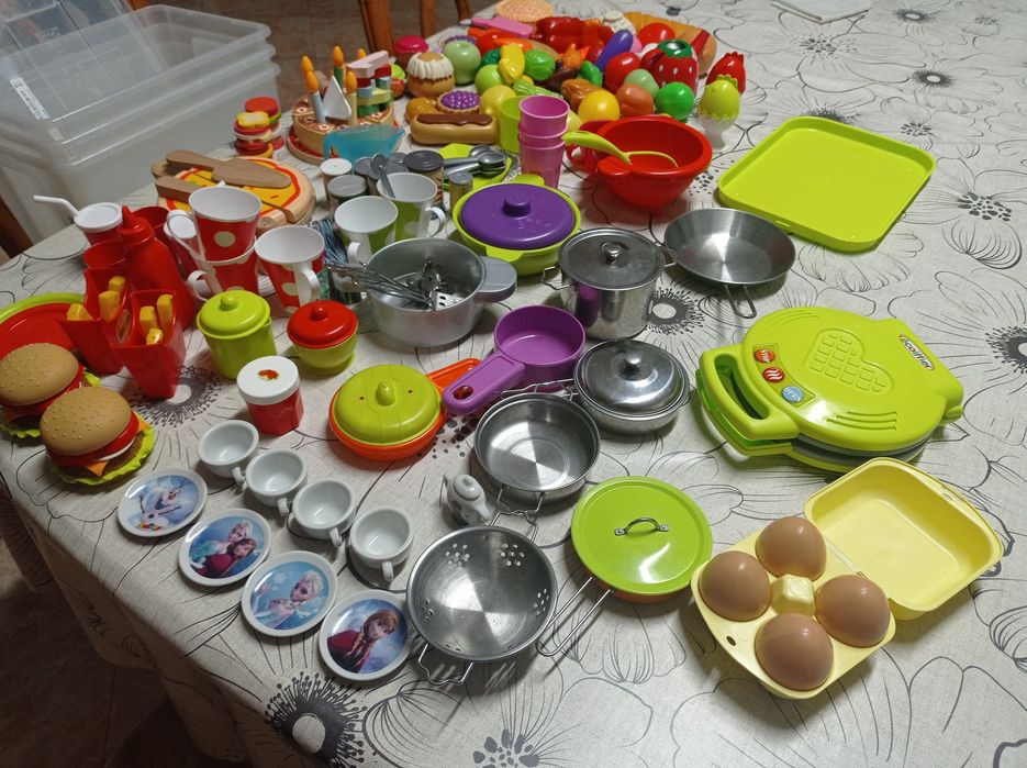 Lote de utensílios de cozinha e comida de brincar