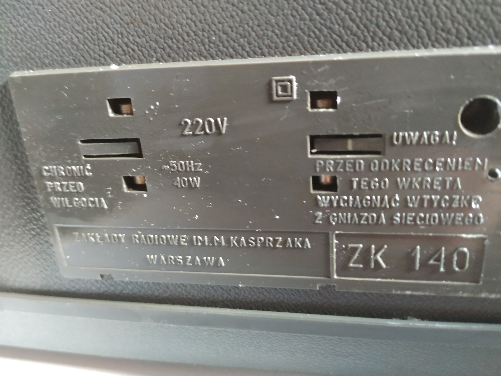 Magnetofon szpulowy ZK 140 T
 UNITRA ZRK
Sygnowany na obudowie logo:UN