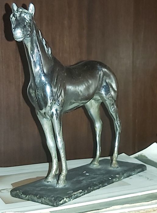 Cavalo em estanho muito antigo estátua