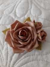 Alfinete com três rosas em porcelana Vintage