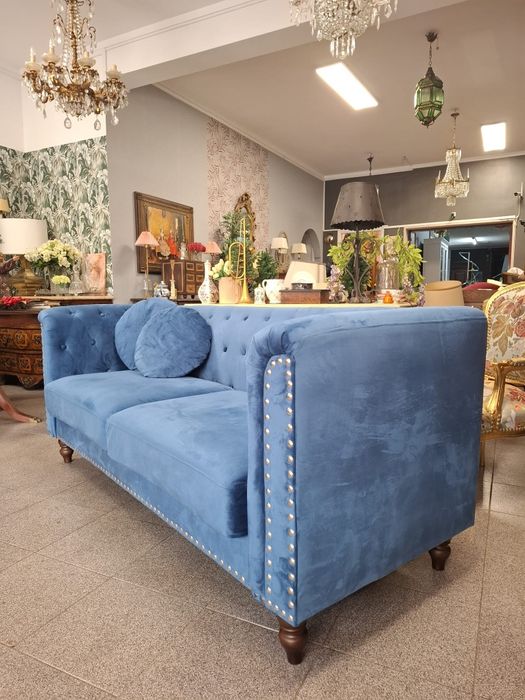 Sofá em Veludo Azul com Capitonê.