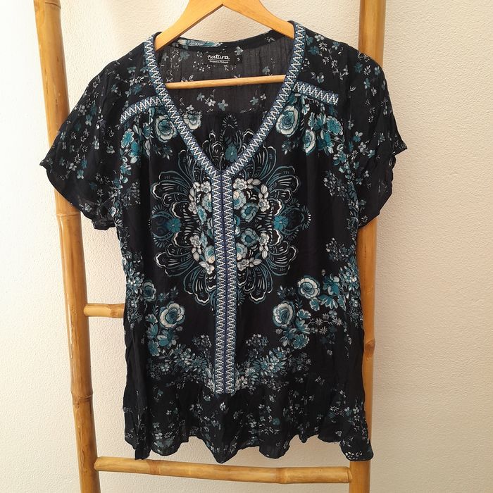 Blusa Natura com bordado no decote até à cintura, com folho