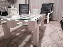 Mesa lacada a branco, pés em madeira  tampo e prateleiras em vidro.