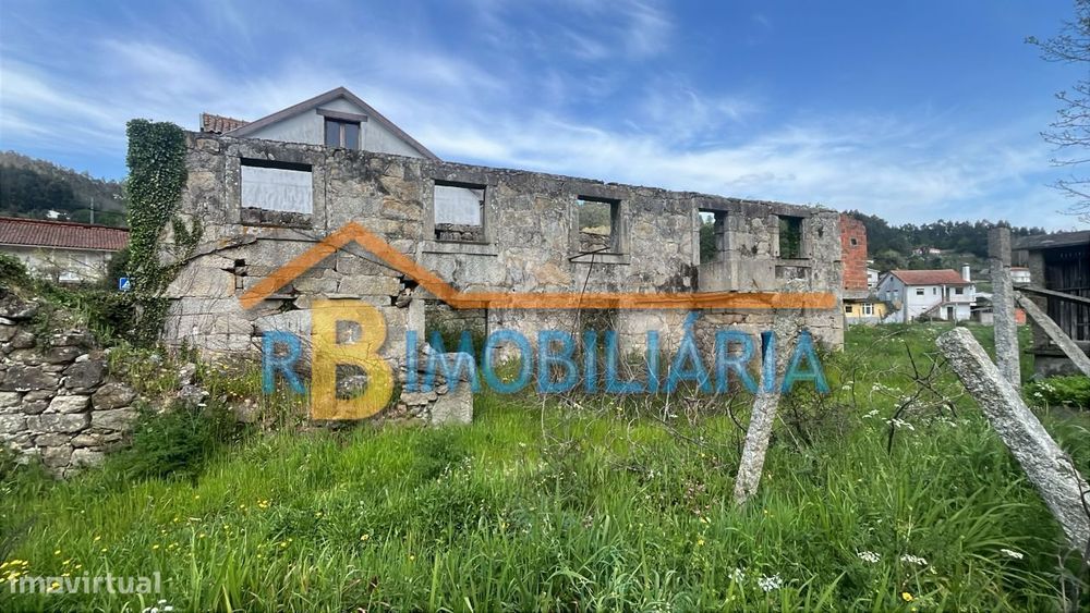 Moradia em ruínas + terreno para para construção em Várzea