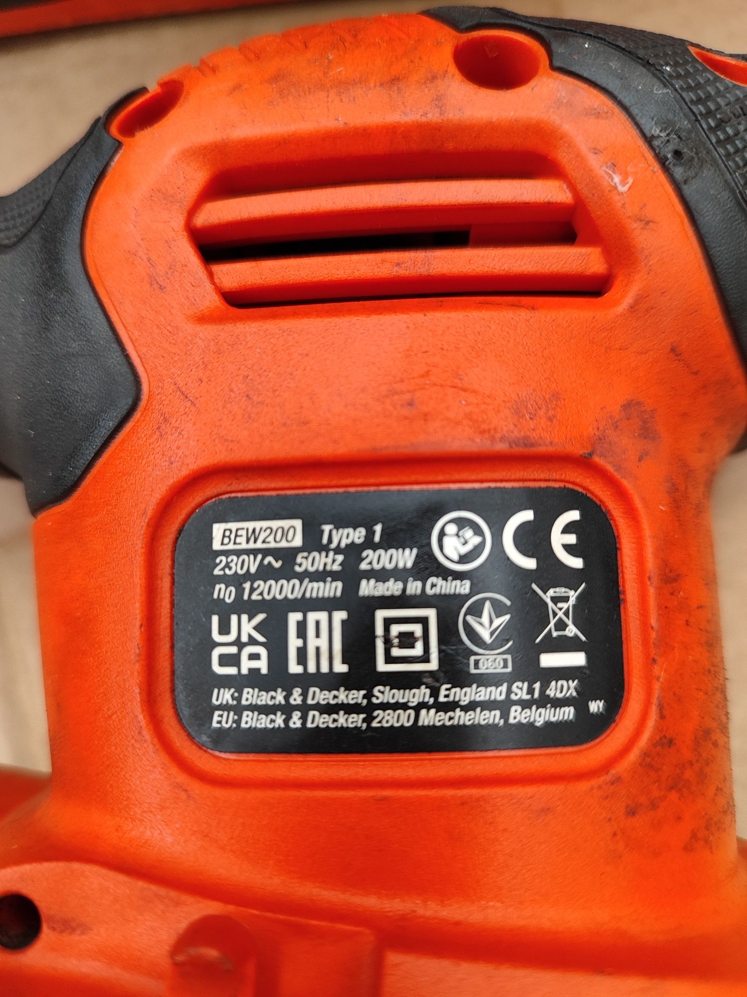 Szlifierka oscylacyjna Black Decker z wymiennymi padami