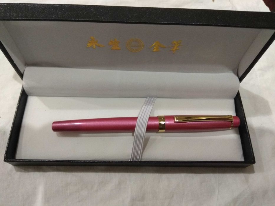 супер подарунок: високоякісна перова ручка у подарунковому футлярі