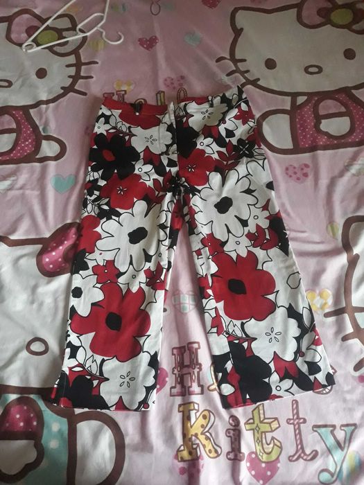 Czarno-biało-czerwone spodnie M, kwiaty krótkie nogawki Spenser Jeremy